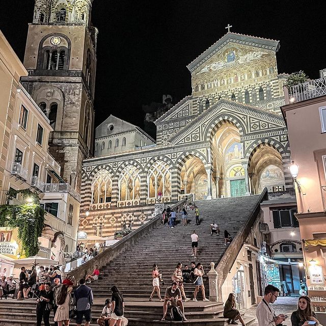 The cathedral of Saint Andrea in Amalfi is an architectural masterpiece mainly of Arab-Norman Romanesque style, but has been remodeled several times, adding Byzantine, Gothic and Baroque elements. On its staircase, tourists from all over the world stop to take a photo and enjoy the place? @ohio.ish1#enjoythecoast #sorrentocoast #costieraamalfitana #amalficoast #igersitalia #italy_vacations #traveltheworld #italytrip #bestplacesmagazine #destinationearth #earthpix #amalfi
