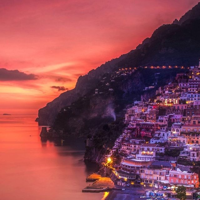 “The edge of the sky will be the color of deep red, and your heart, as then, will be on fire.” ??(Anna Andreevna Achmatova – Russian Poet).✍️#enjoythecoast #sorrentocoast #costieraamalfitana #amalficoast #igersitalia #italy_vacations #traveltheworld #italytrip #bestplacesmagazine #destinationearth #earthpix