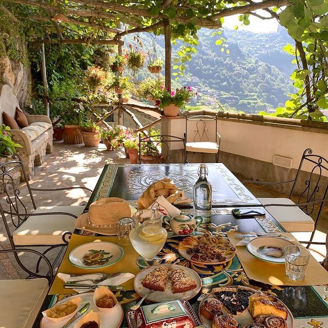 Mornings are beautiful that way … ✨Tag someone you would enjoy a leisurely breakfast on the Amalfi Coast with! ????☕? @ksenyasitdikova-#enjoythecoast #sorrentocoast #costieraamalfitana #amalficoast #igersitalia #italy_vacations #traveltheworld #italytrip #bestplacesmagazine #destinationearth #earthpix