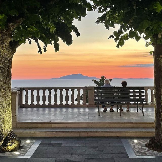 In the calm of a stunning winter sunset at Massa Lubrense ? ?The surrounding atmosphere is tinged with special nuances which make a romantic and evocative experience ☀✨?? @aboutsorrento
_#enjoythecoast #sorrentocoast #costieraamalfitana #amalficoast #igersitalia #italy_vacations #traveltheworld #italytrip #bestplacesmagazine #destinationearth #earthpix