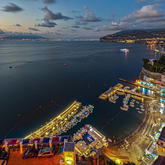 A beautiful postcard of Sorrento by Night??The stunning views that can be admired from its panoramic terraces, the Gulf of Naples illuminated by the lights of the surrounding towns is simply breathtaking and definitely not to be missed.
-
#enjoythecoast #sorrentocoast #costieraamalfitana #amalficoast #igersitalia #italy_vacations #traveltheworld #italytrip #bestplacesmagazine #destinationearth #earthpix
