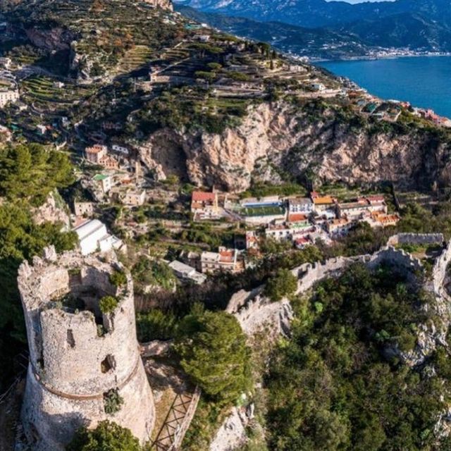Imagine climbing its narrow steps and reaching the top, where you can admire a breathtaking view of the coast and the crystal clear sea. The view from Torre dello Ziro of the bay of Atrani, Amalfi and Ravello will leave you speechless ?Don't miss the opportunity to visit this jewel of the Amalfi Coast! ?✨?@ __cri__23-
#enjoythecoast #sorrentocoast #costieraamalfitana #amalficoast #igersitalia #italy_vacations #traveltheworld #italytrip #bestplacesmagazine #destinationearth #earthpix